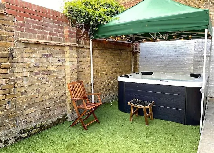 The Garden Apt Hot Tub - Westbrook Bay Beach - By Goldex Coastal Breaks