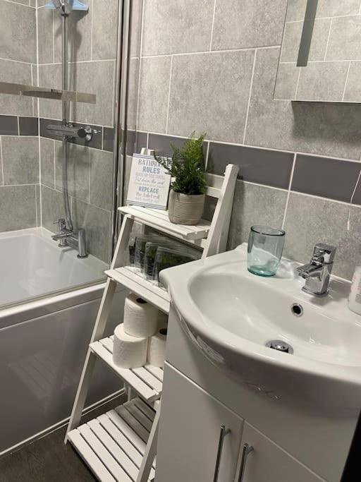The Garden Hot Tub - Westbrook Bay - By Goldex Coastal Breaks Apartment
