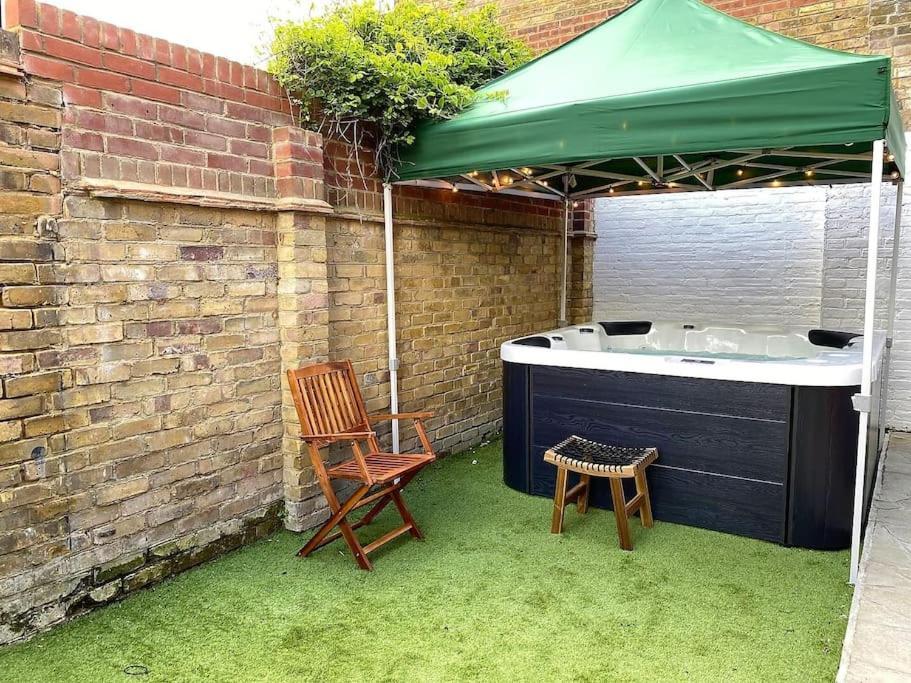 The Garden Hot Tub - Westbrook Bay - By Goldex Coastal Breaks * Margate